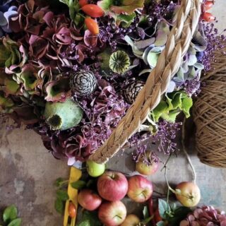 Dans la boutique, Mélanie et son équipe réalisent des pièces uniques. Panier d'Hortensias et de fruits.