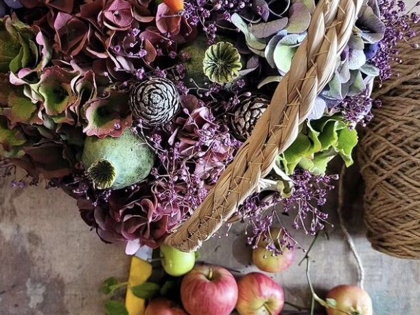 http://Dans%20la%20boutique,%20Mélanie%20et%20son%20équipe%20réalisent%20des%20pièces%20uniques.%20Panier%20d'Hortensias%20et%20de%20fruits.
