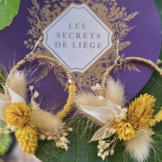 Une collection de boucles réalisée de fleurs de soie et de séchées dans notre atelier. Les secrets de Liège vous les proposent en boutique.
